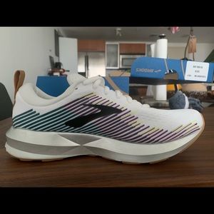 Brand new brooks levitate tennis shoes